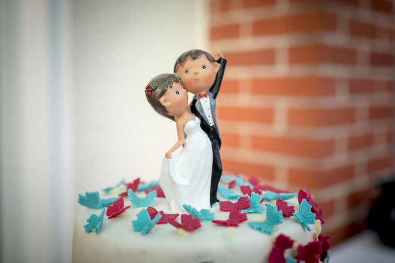 dominik neesen photographie, freie Trauung, Brautpaar auf Torte,