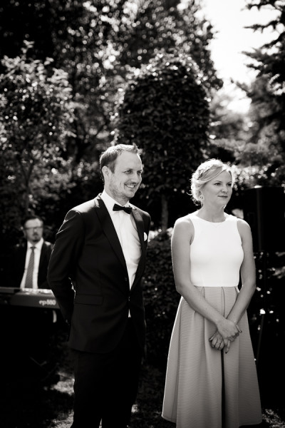 dominik neesen photographie, freie Trauung, bräutigam mit trauzeugin, kloster dahlheim