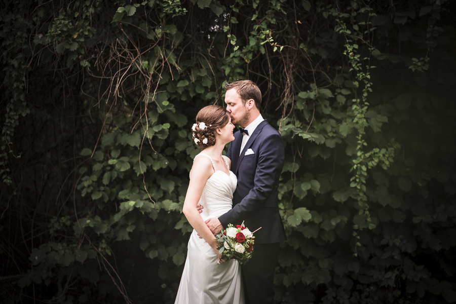 dominik neesen photographie, freie Trauung im freien, kloster dahlheim, bräutigam küsst braut