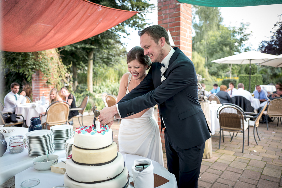 dominik neesen photographie, freie Trauung im freien, kloster dahlheim, torte anschneiden