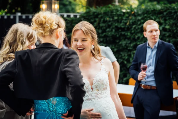 Die Braut während der Gratulationen im Garten von Bökamp in Rietberg