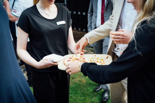 Gäste einer Hochzeit bedienen sich an Pizza während einer Hochzeit bei Bökamp in Rietberg