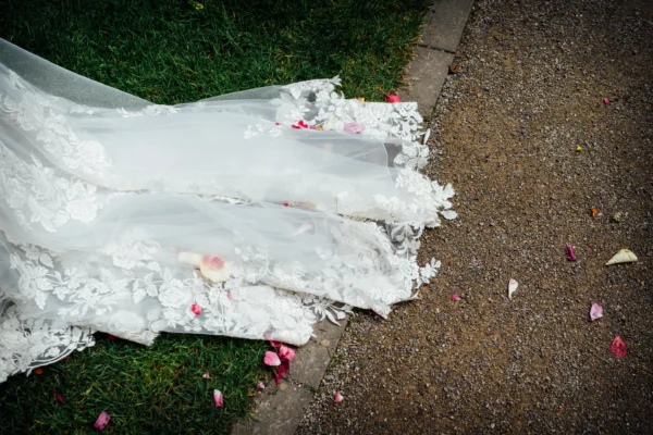 Schleppe des Braukleids im Garten von Bökamp in Rietberg