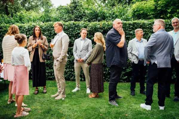 Gäste beim Sektempfang im Garten von Bökamp in Rietberg