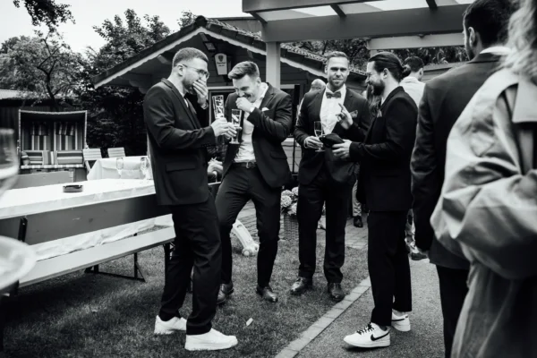 Gäste beim Sektempfang im Garten von Bökamp in Rietberg