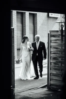 Die Braut auf dem Weg zur freien Trauung im Garten von Bökamp