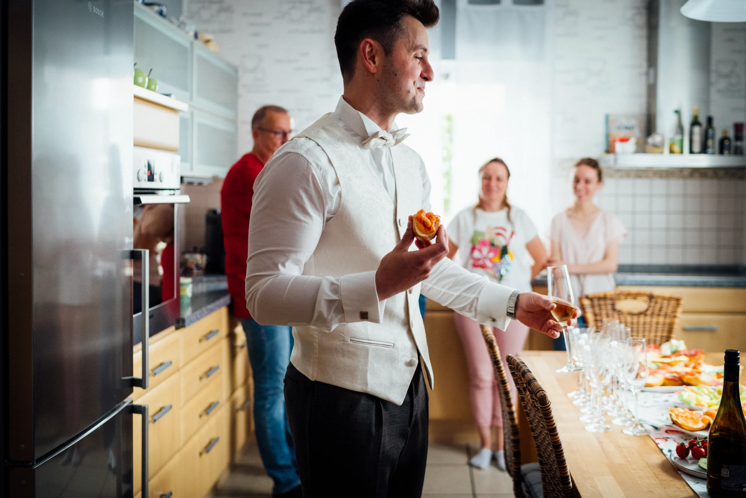 Der Bräutigam gönnt sich mit seiner Familie beim Getting Ready einen Snack