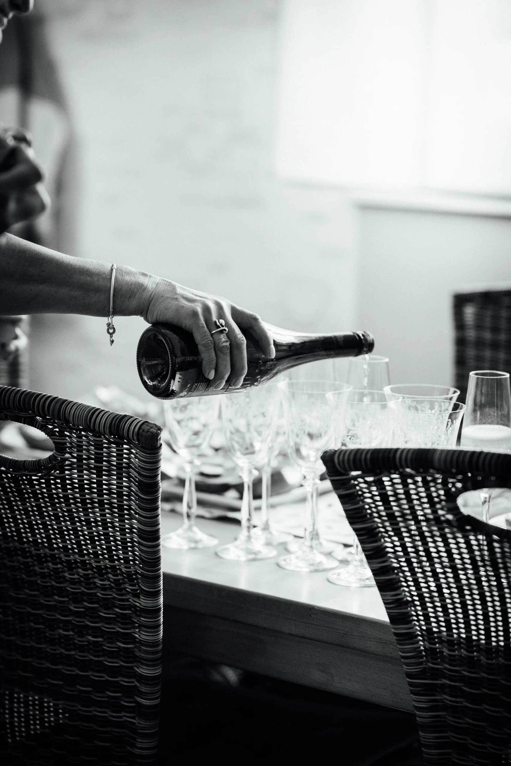 Beim Getting Ready wird Sekt in ein Glas gefüllt