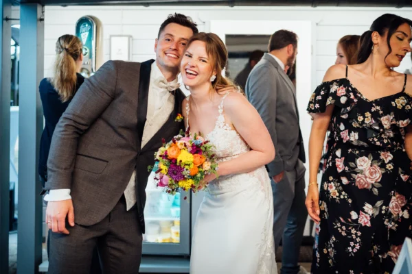 Das Brautpaar posiert während des Sektempfangs bei Bökamp in Rietberg