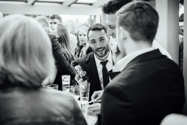 Gäste beim Sektempfang im Garten von Bökamp in Rietberg
