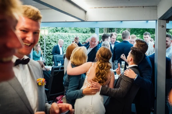 Die Gäste posieren mit der Braut für eine Selfie