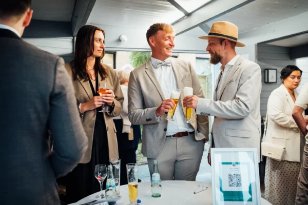 Gäste unterhalten sich während des Sektempfangs