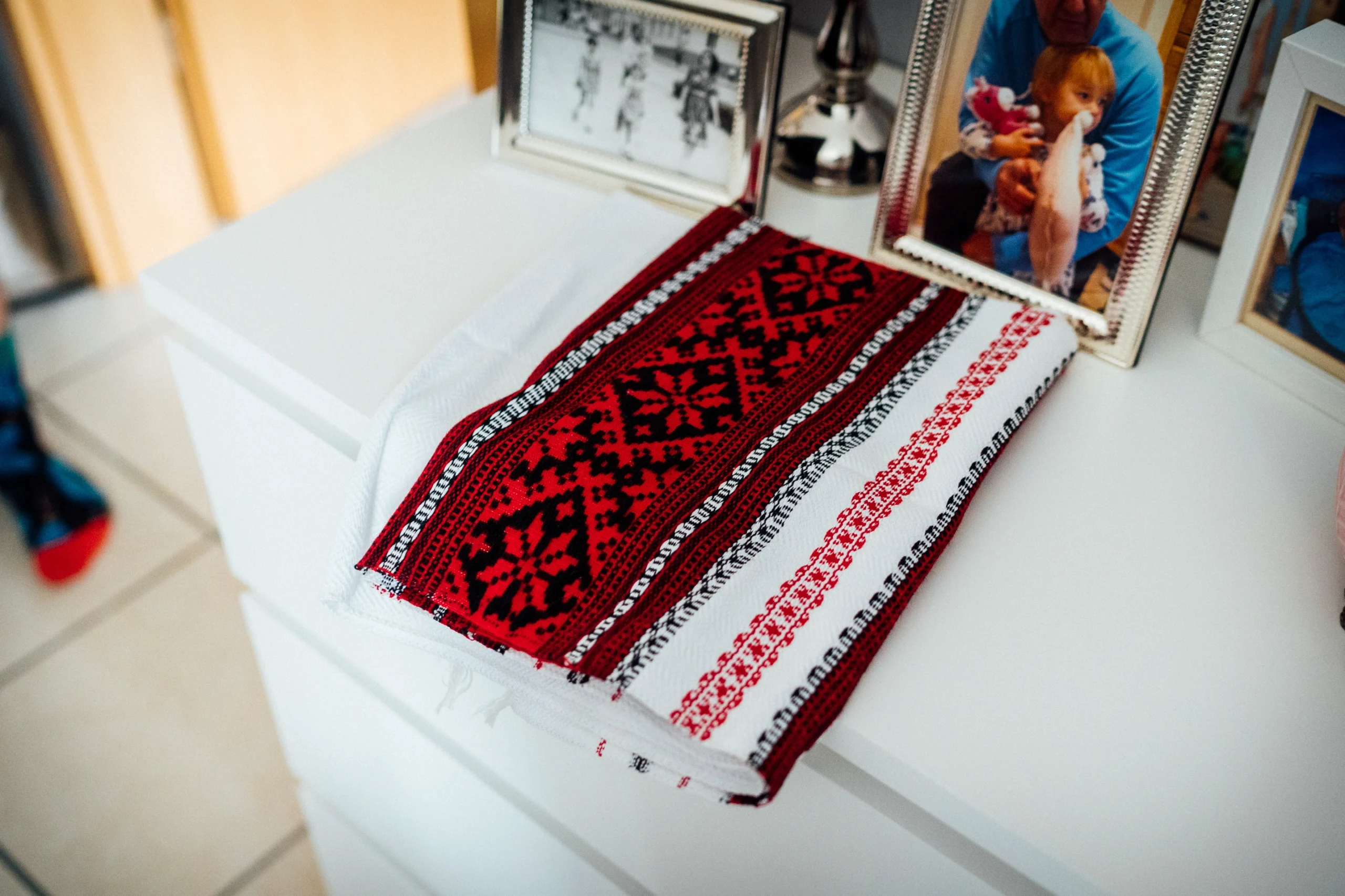 Ein ukrainischer Teppich für das Brautpaar liegt auf einer Anrichte