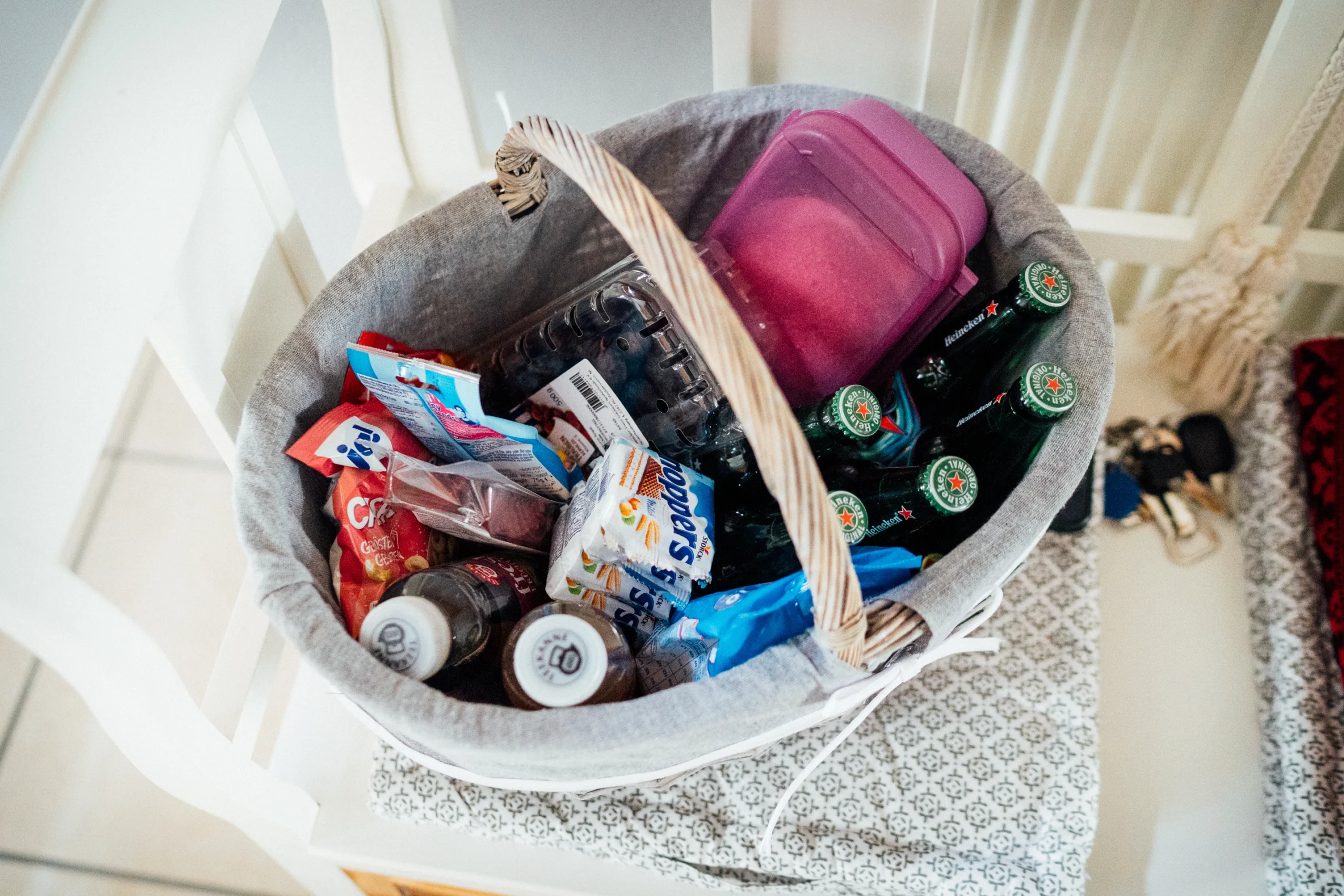 Getränke und Süßigkeiten in einem Korb beim Getting Ready