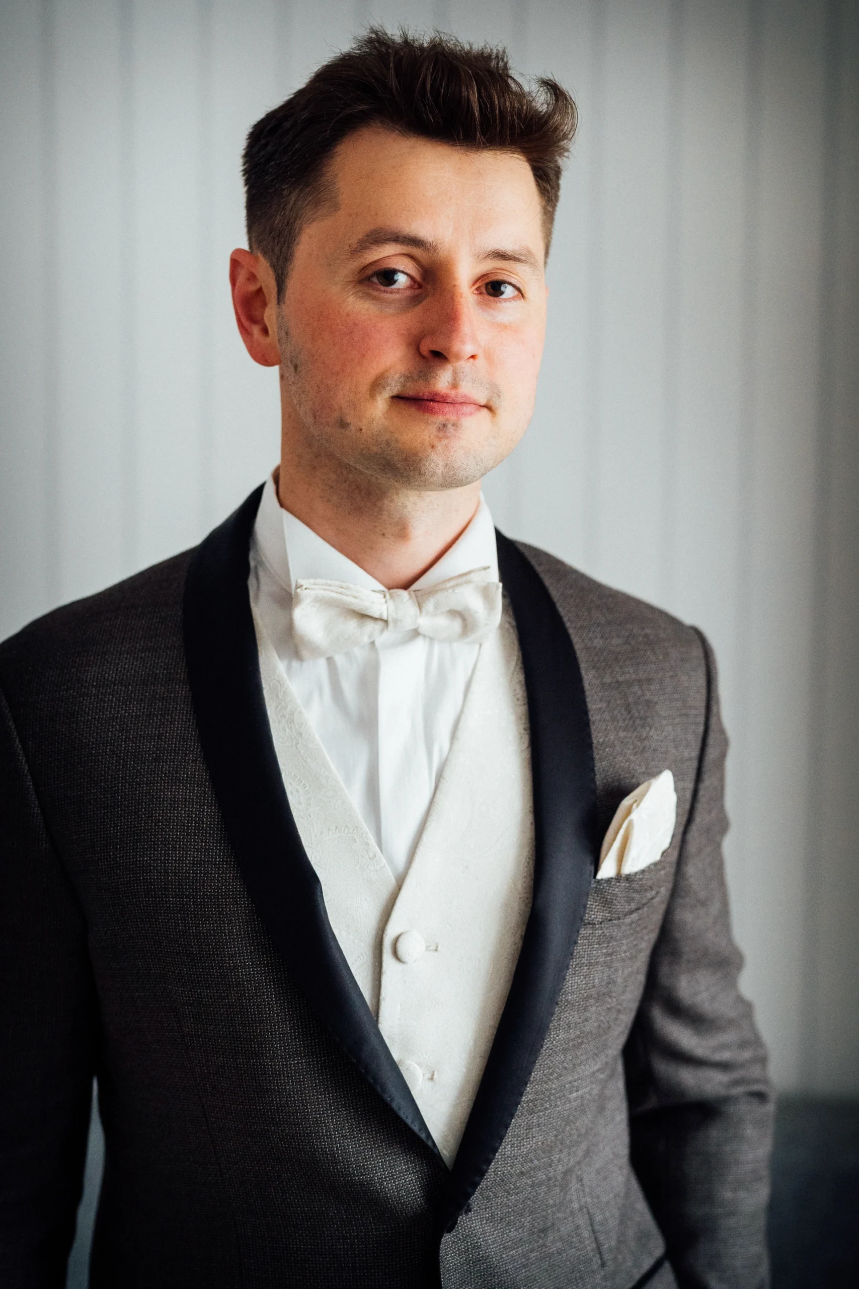 Portrait des Bräutigams beim Getting Ready