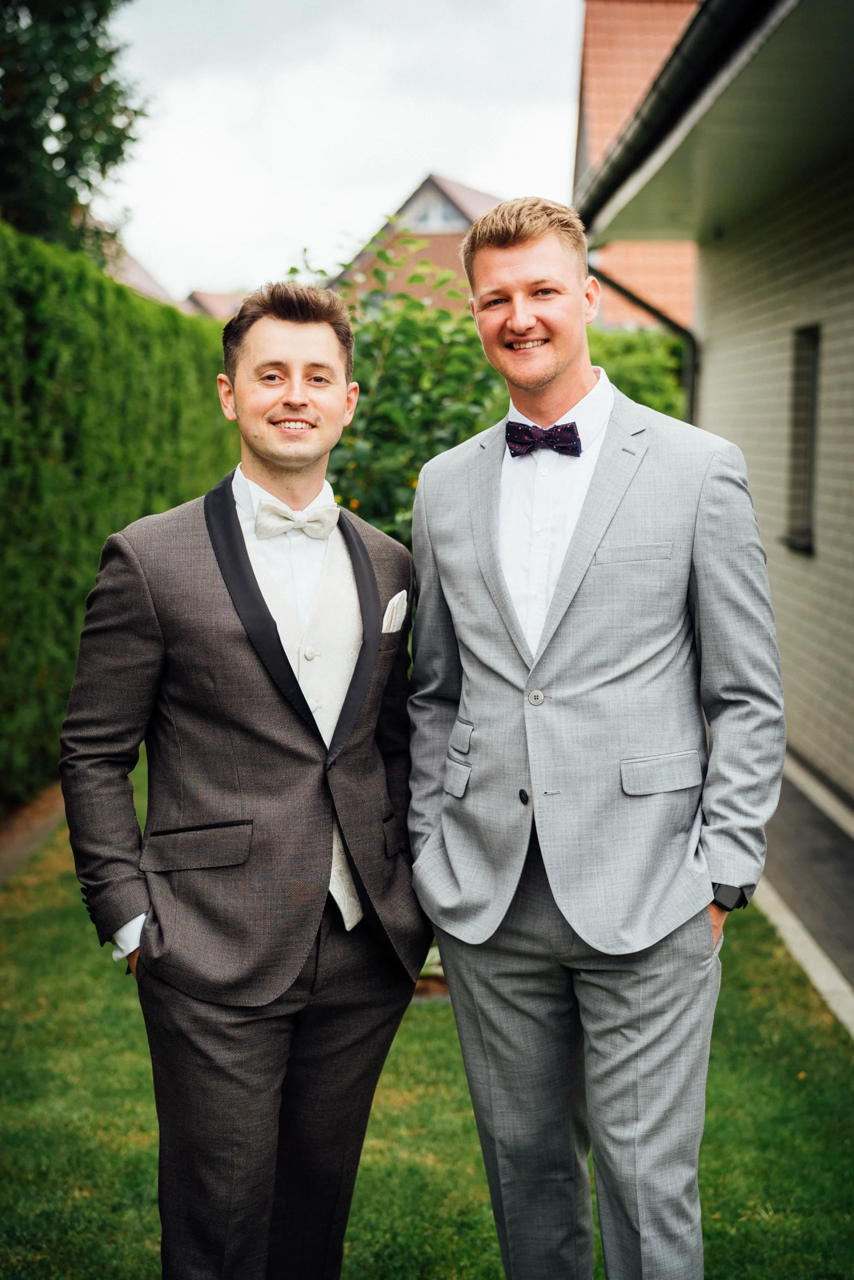 Bräutigam und Trauzeuge beim Getting Ready im Garten