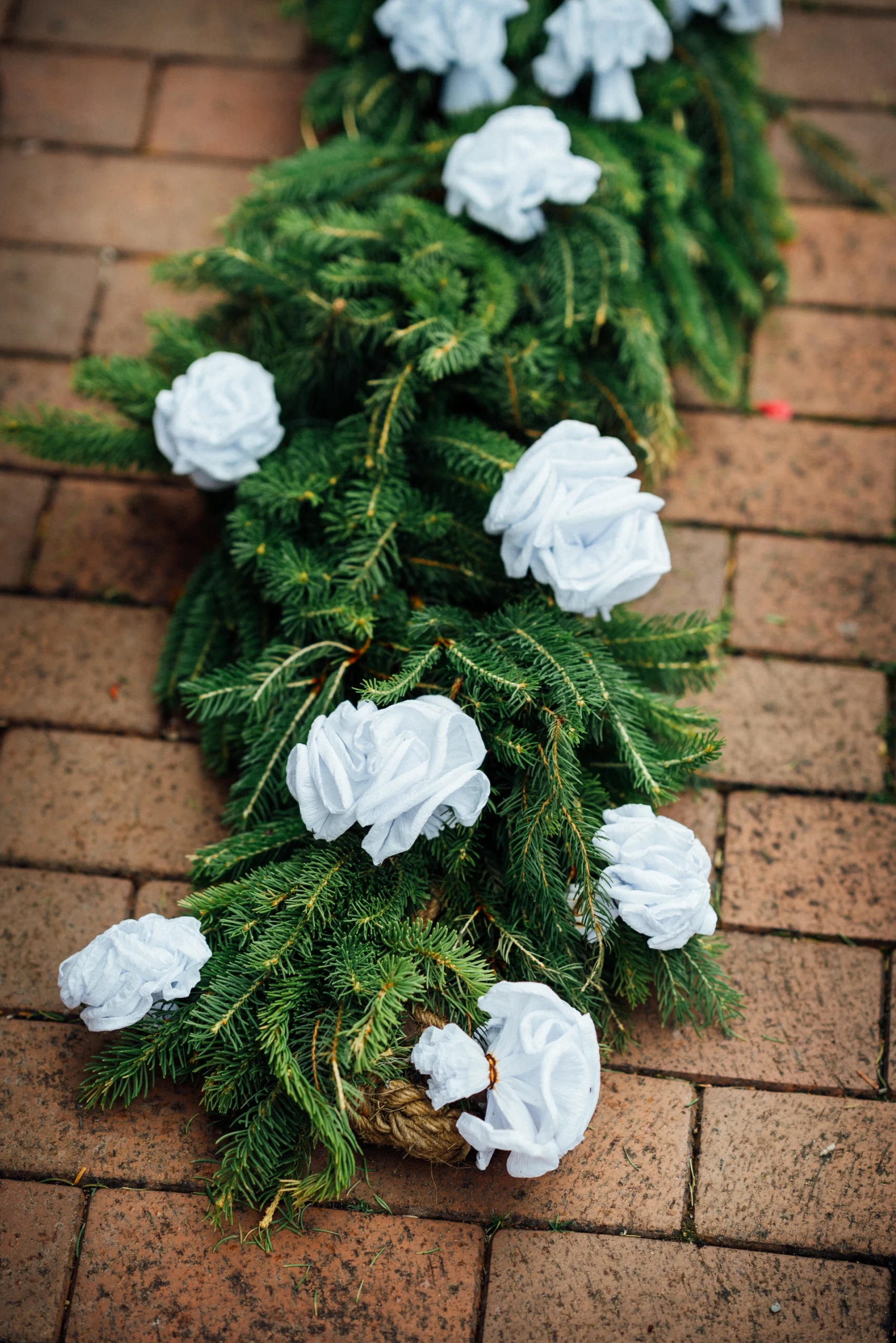 Weiße Blüten an einem Brautkranz vor der Haustür