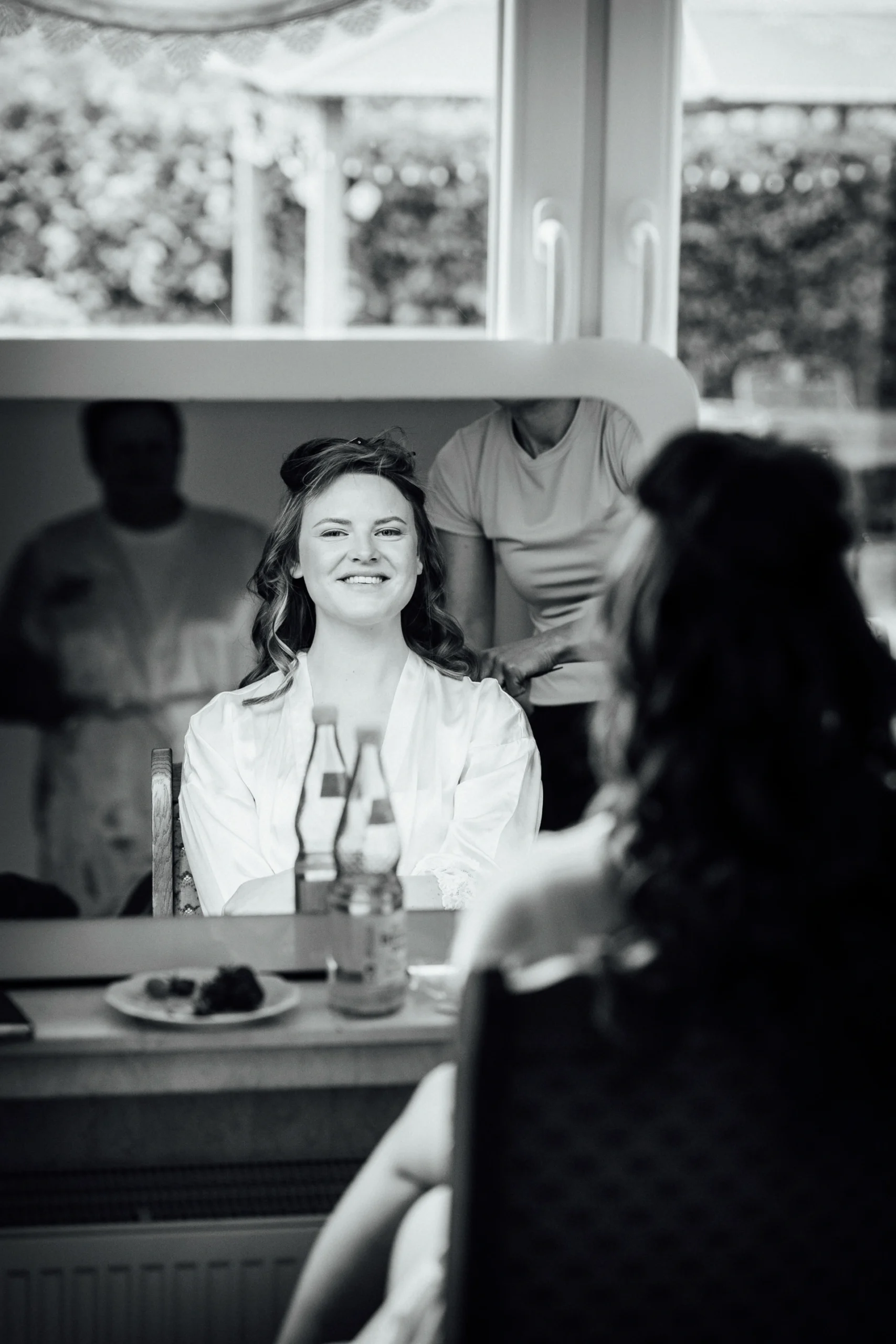 Die Braut im Spiegelbild während des Getting Readys