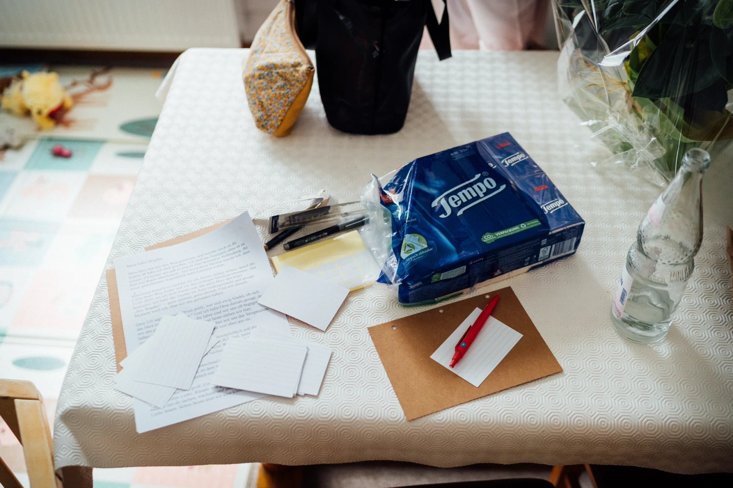 Taschentücher, Notizzettel und andere Utensilien liegen auf einem Tisch