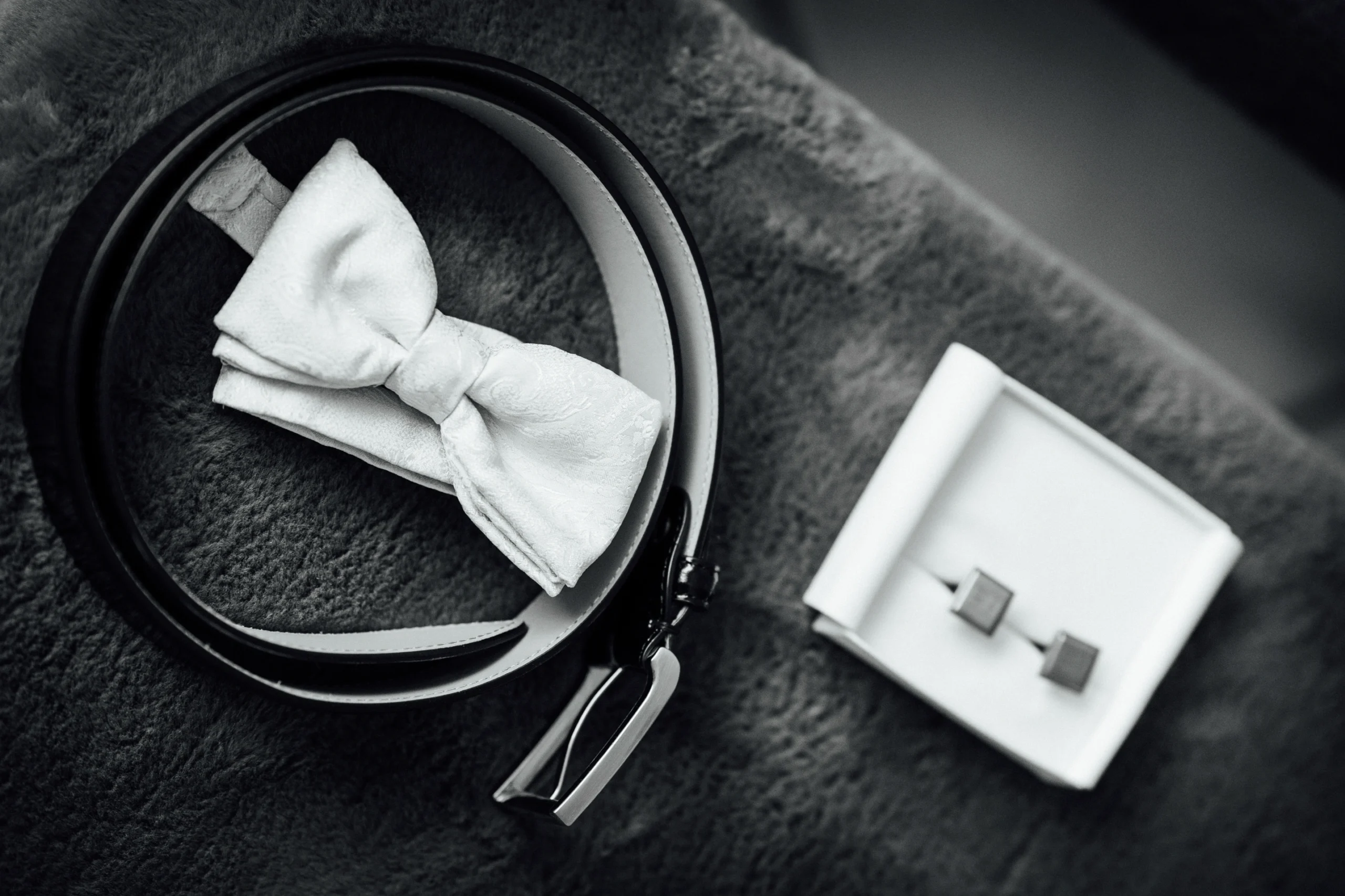 Detailaufnahme in Schwarzweiss vom Outfit des Bräutigams