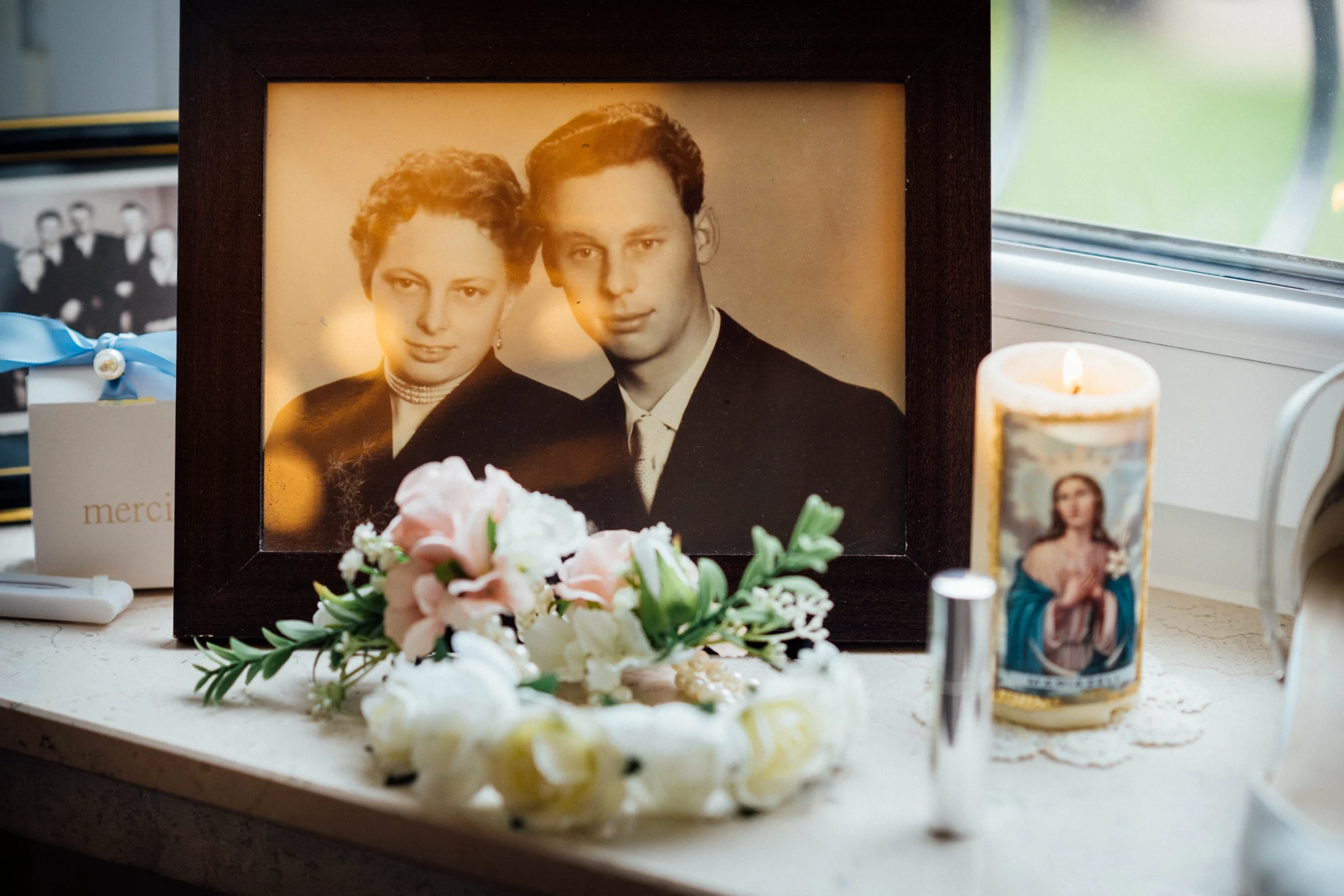 Ein altes Paarfoto steht auf einer Fensterbank