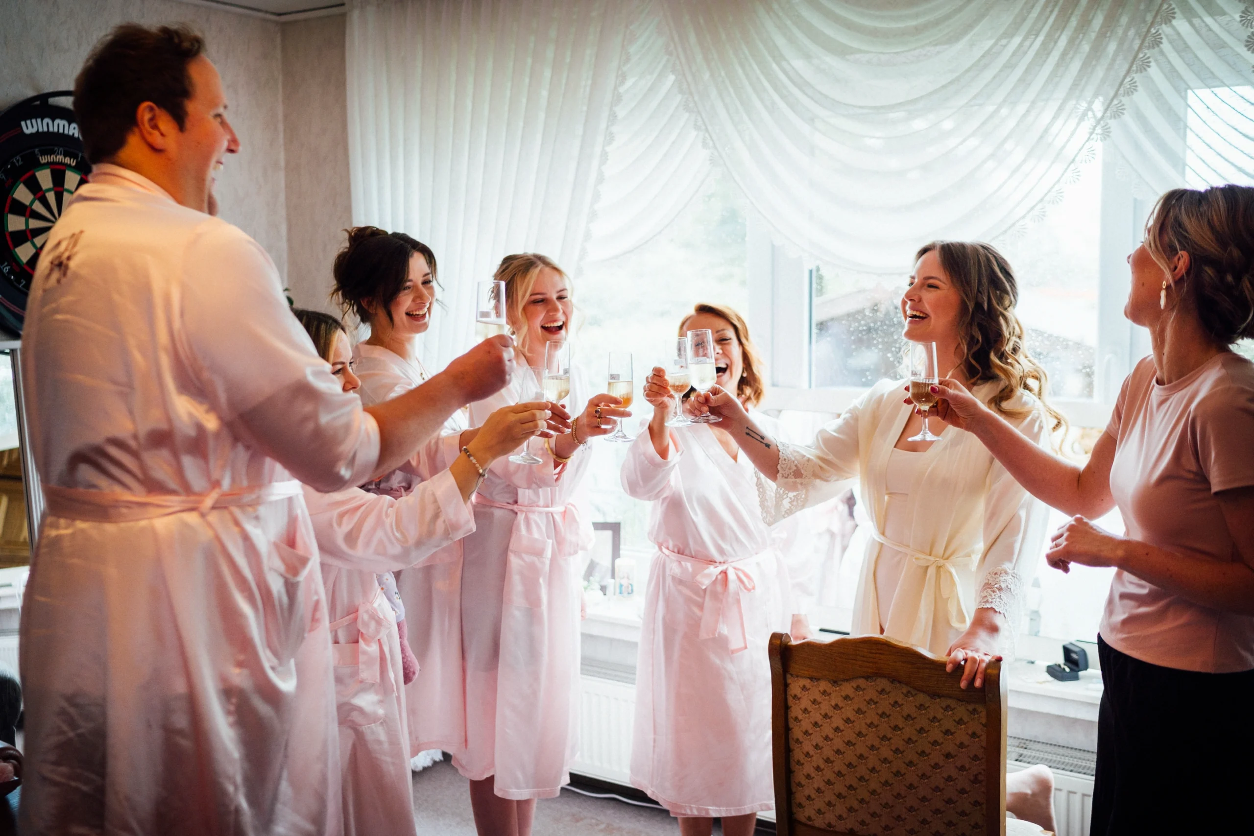 Die Braut stößt mit Ihren Brautjungfern mit Sekt an