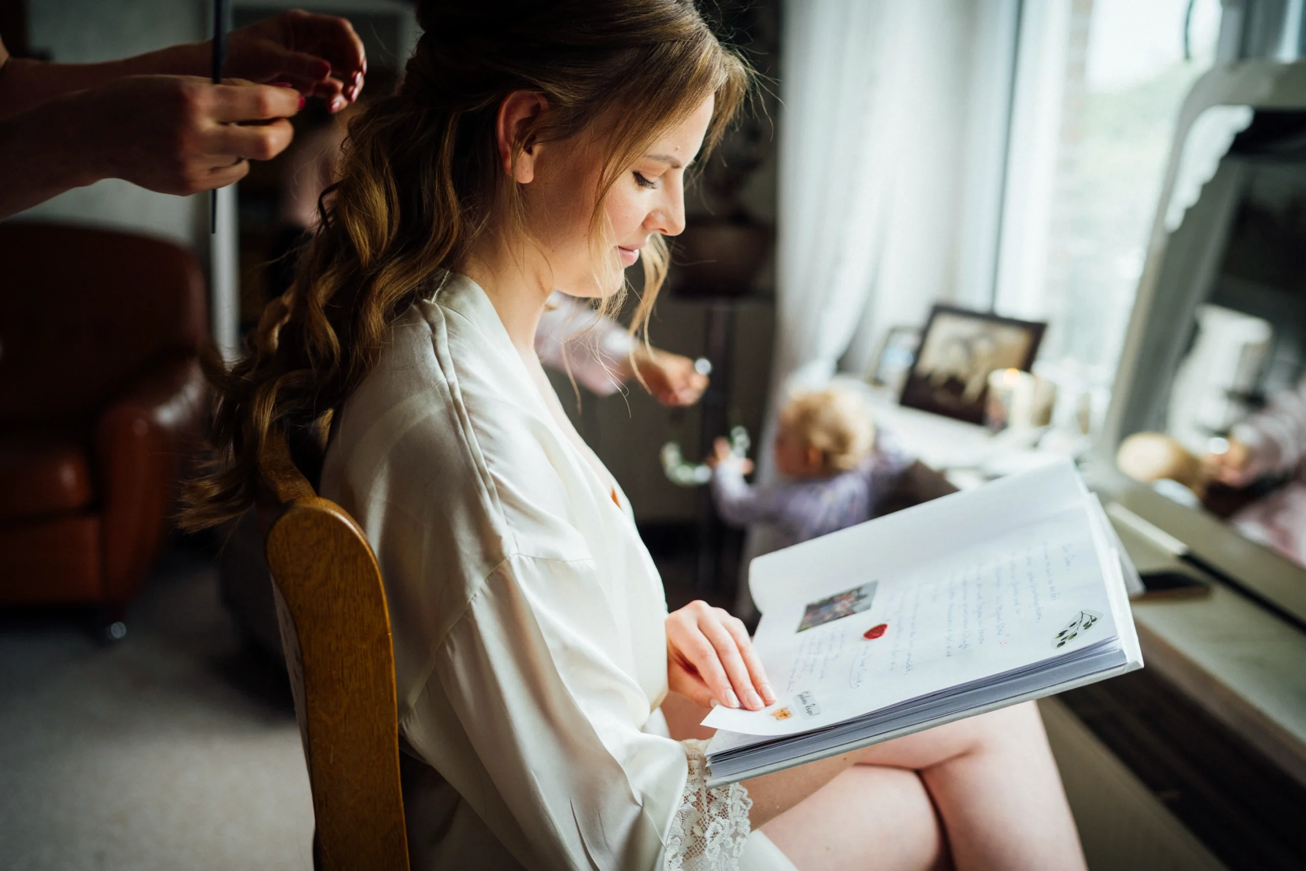Die Braut schaut sich ein Geschenk der Brautjungfern an