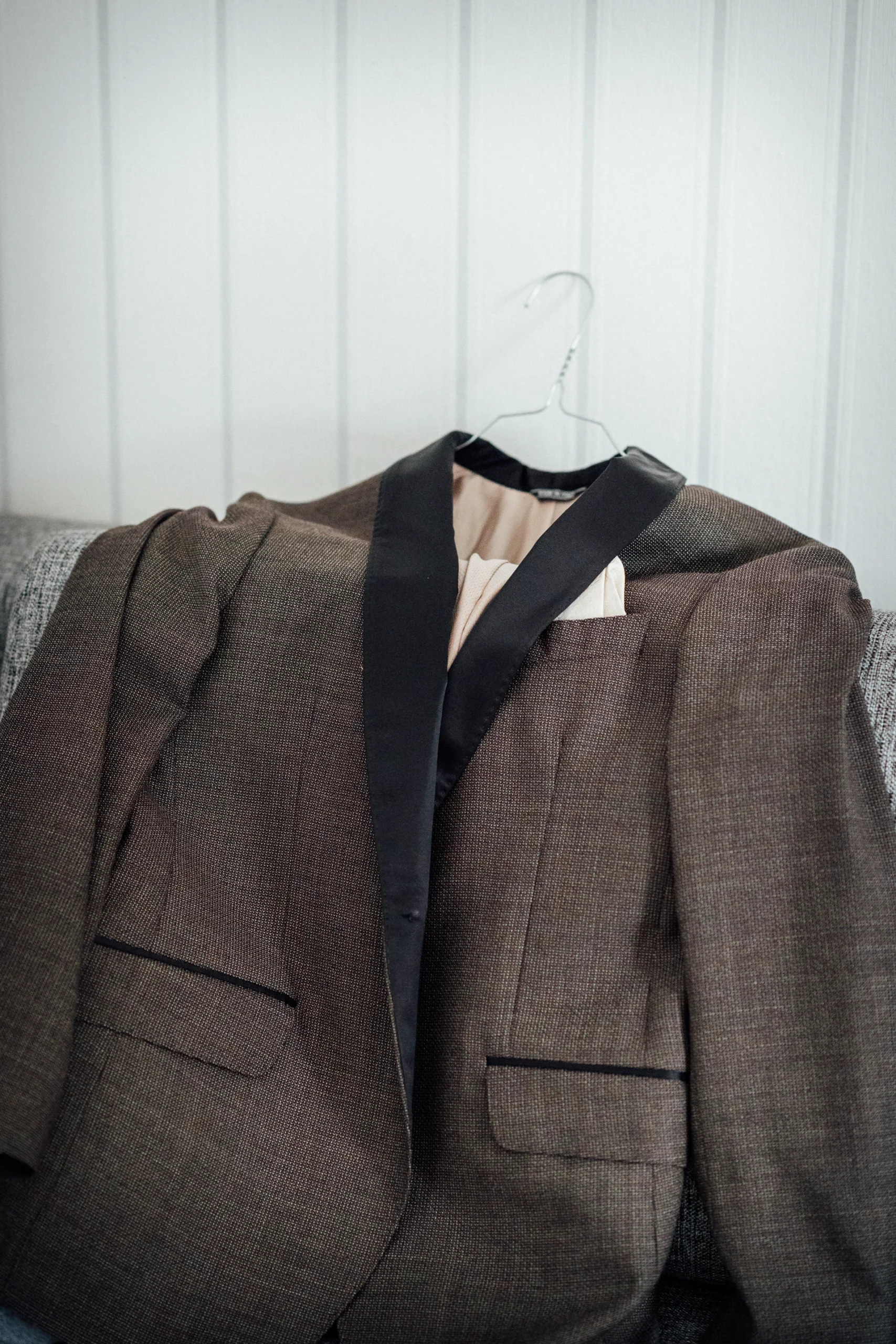 Das Sakko des Bräutigams liegt über dem Sofa