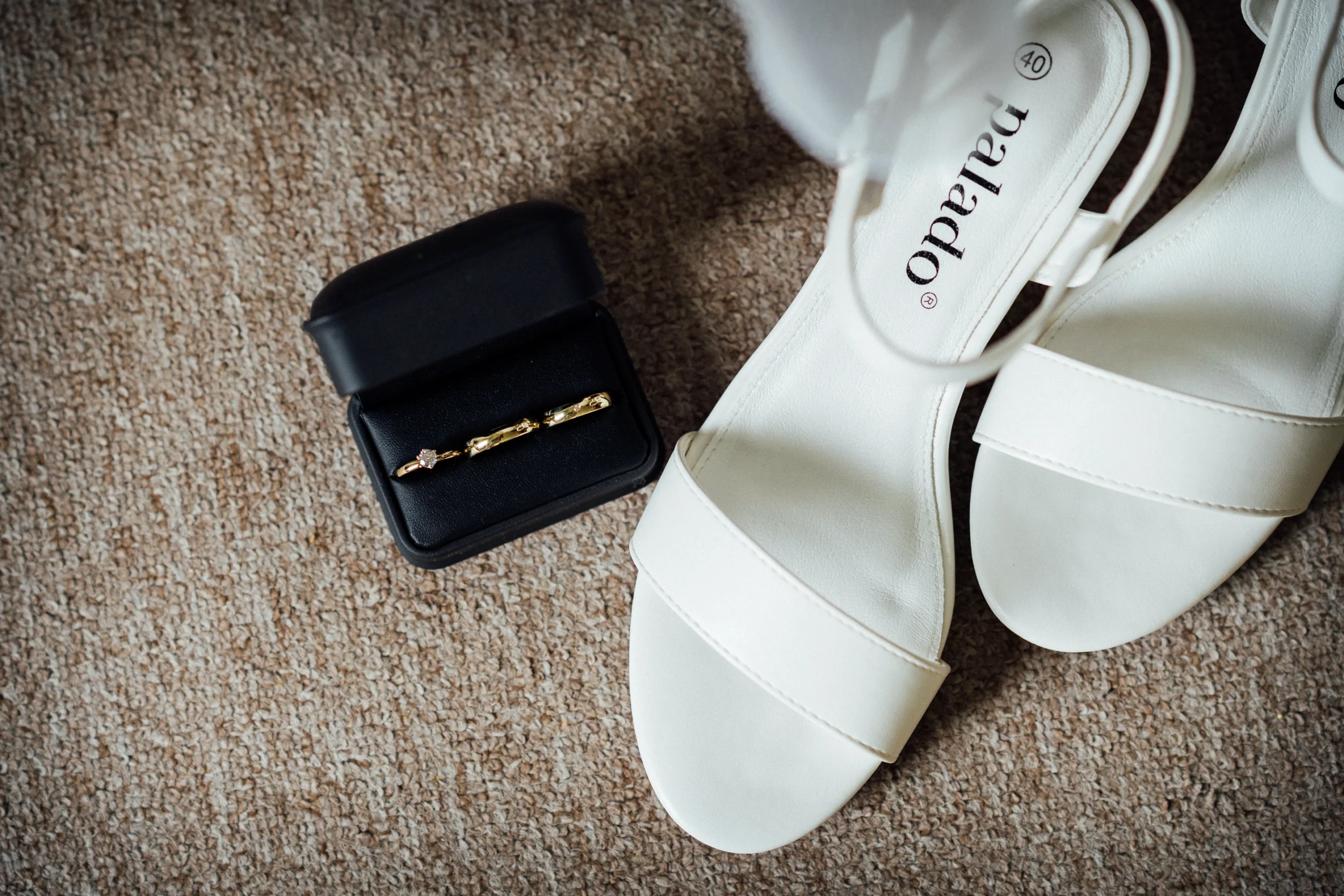 Eheringe und Brautschuhe beim Getting Ready