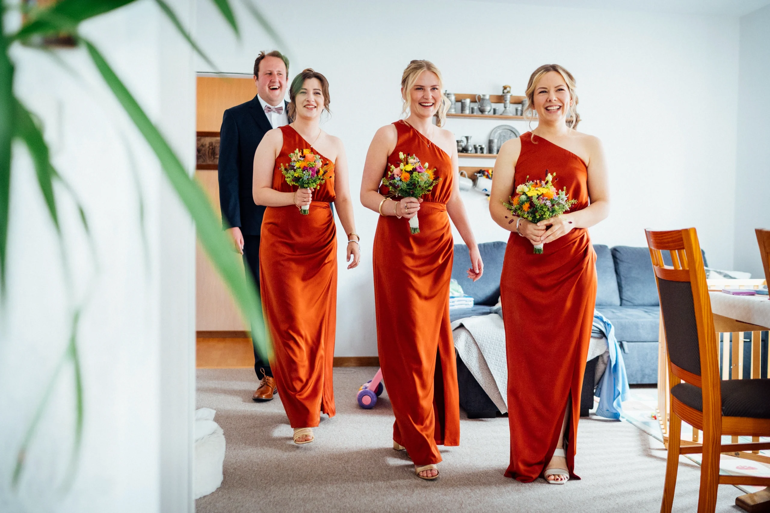 Die Brautjungfern sehen die Braut zum ersten mal in ihrem Kleid