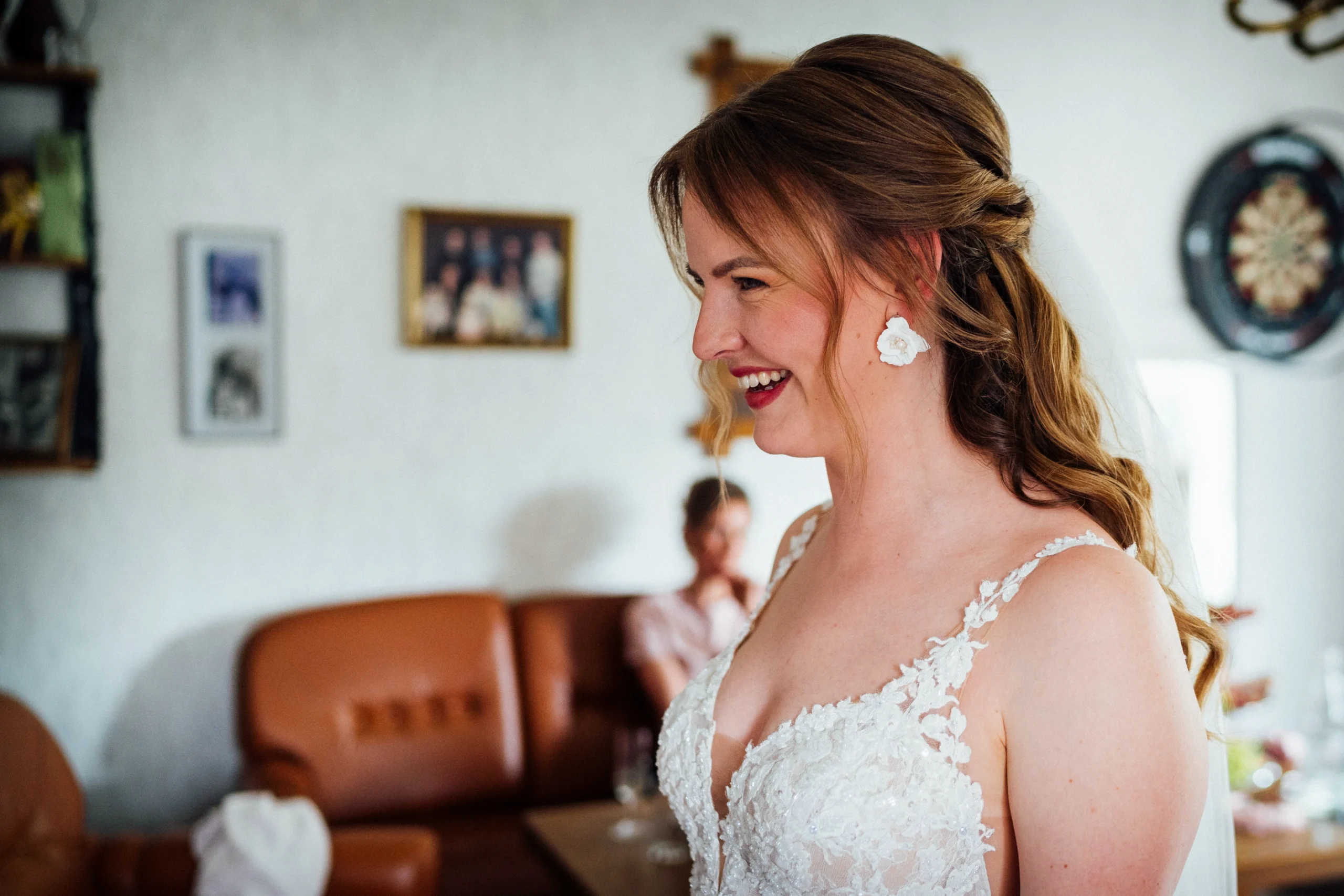 Die Braut nach dem Getting Ready im Haus Ihrer Großmutter
