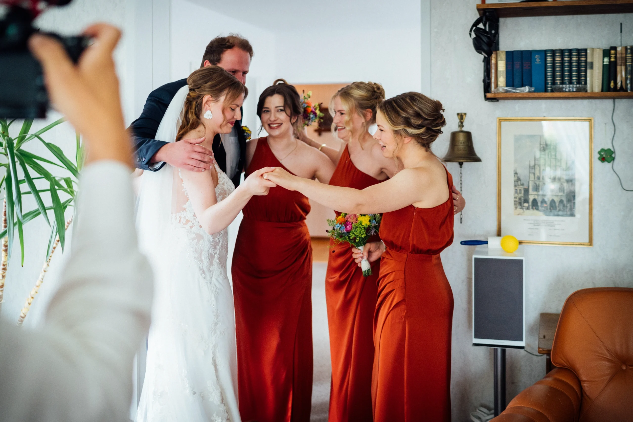 Die Braut umarmt beim Getting Ready ihre Brautjungfern