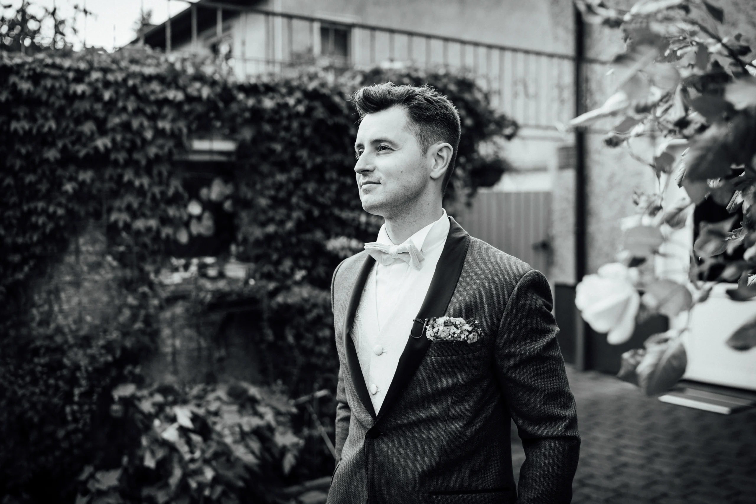 Der Bräutigam wartet im Garten auf seine Braut