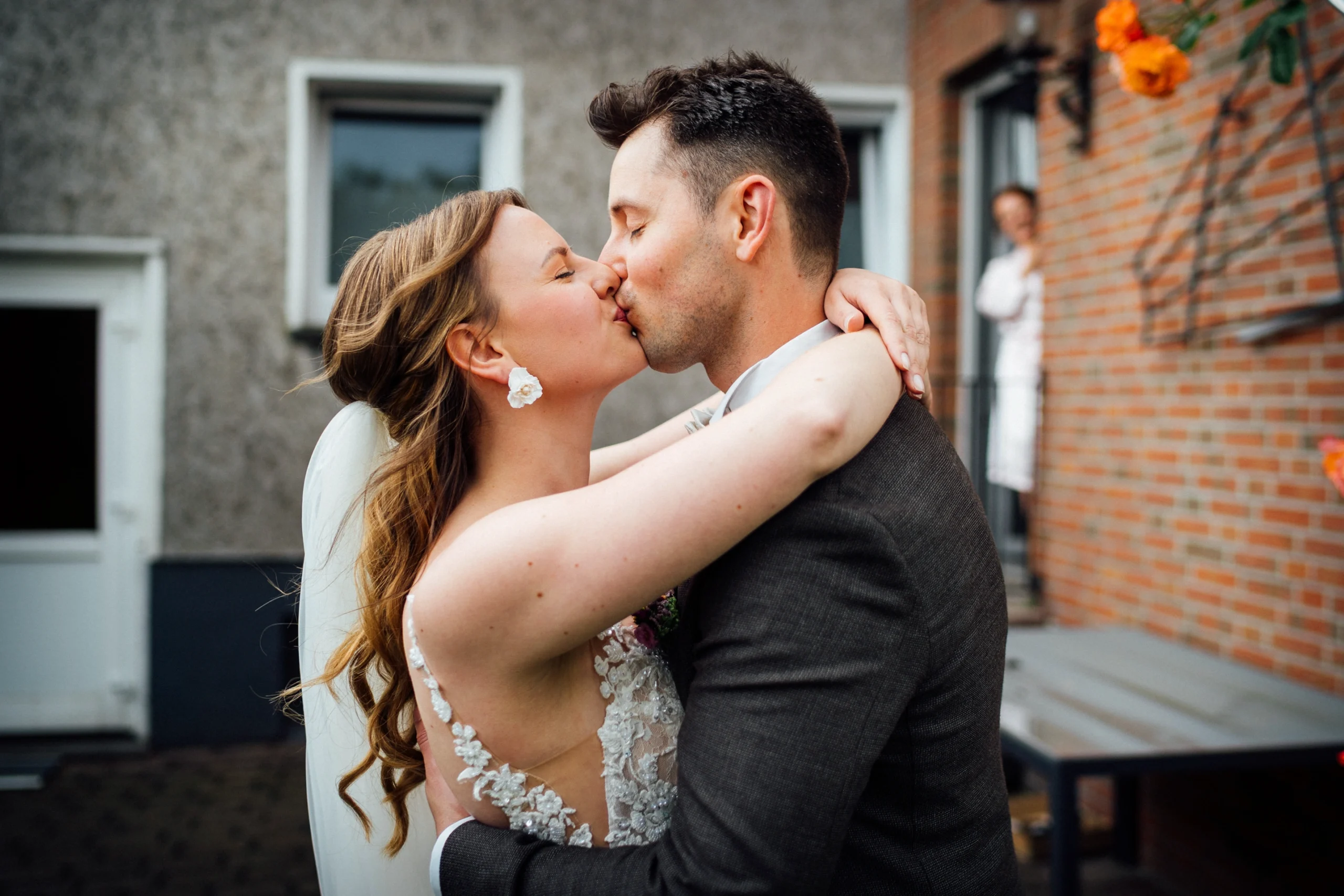 Braut und Bräutigam küssen sich nach dem First Look