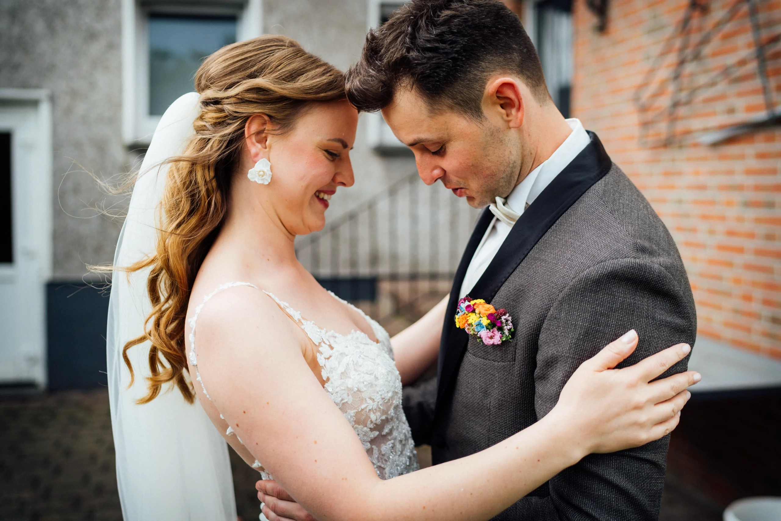 Braut und Bräutigam begutachten Ihre Outfits