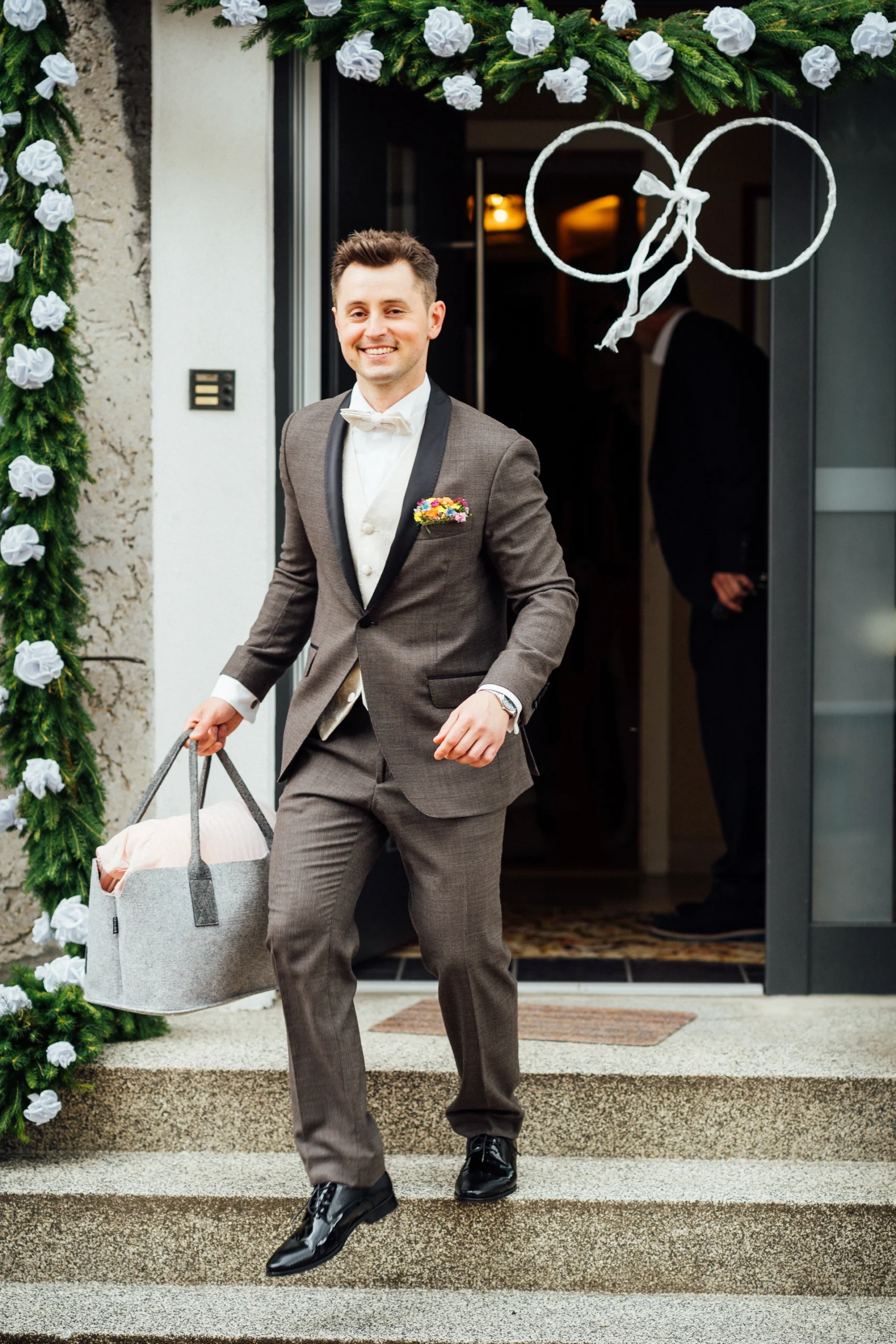 Der Bräutigam auf dem Weg zum Auto