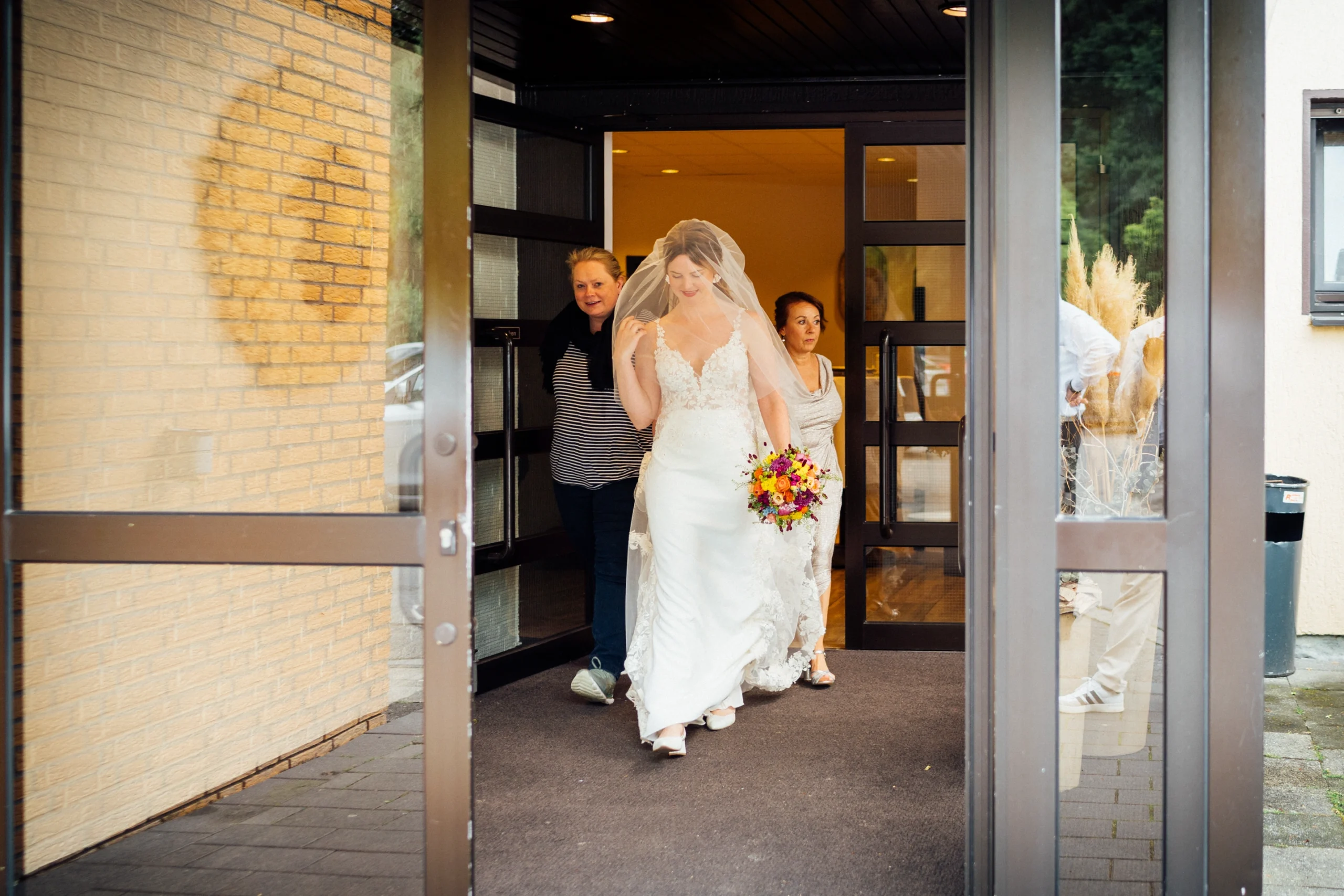 Die Braut auf dem Weg zur freien Trauung im Garten von Gasthof Bökamp
