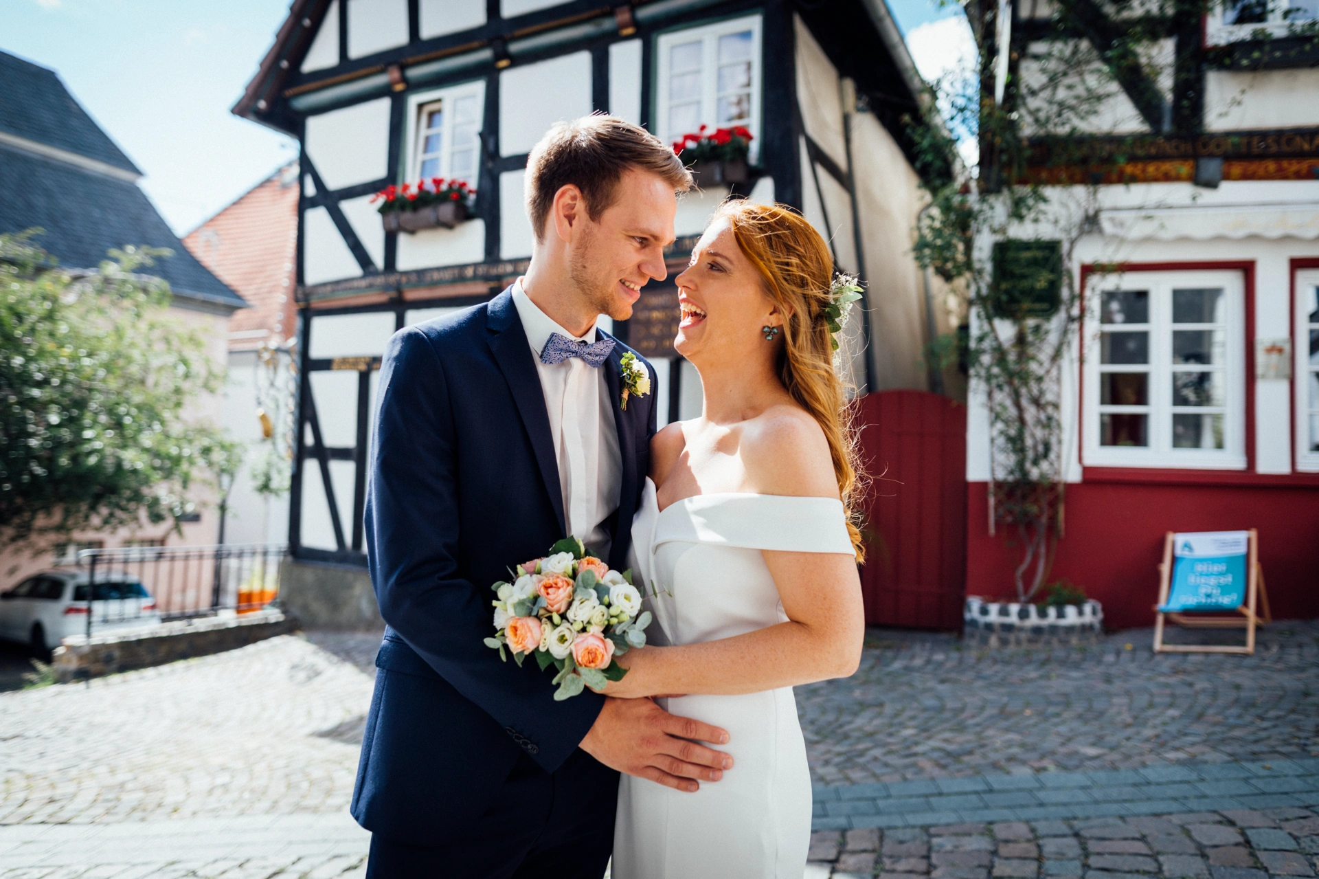 Brautpaar lächelt sich an
