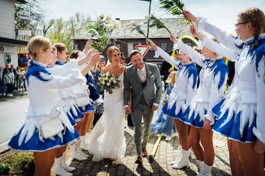 Das Brautpaar geht durch ein Spalier der Tanzgarde Ostenland