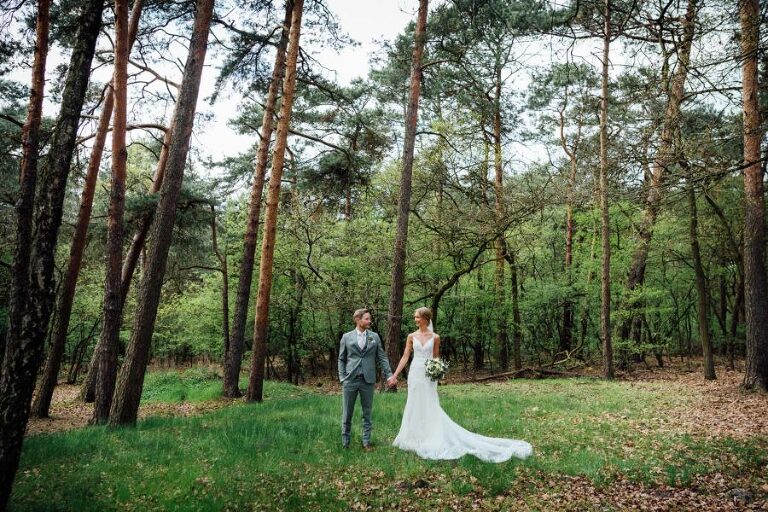 Brautpaar im Wald, Hochzeit, Hochzeitsfotografie, Heiraten in Delbrück