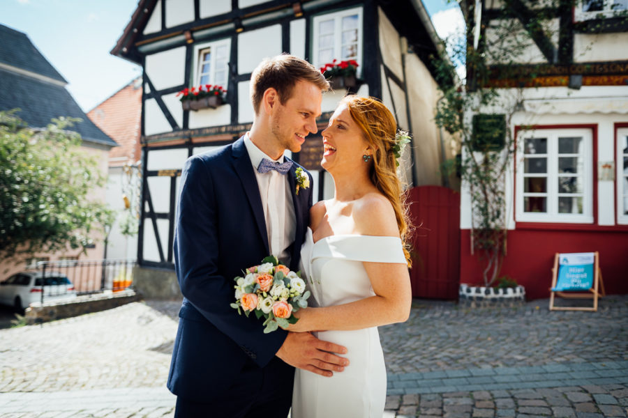Standesamtliche Trauung, Arnsberg, Fresekenhof, Brautpaar lacht,