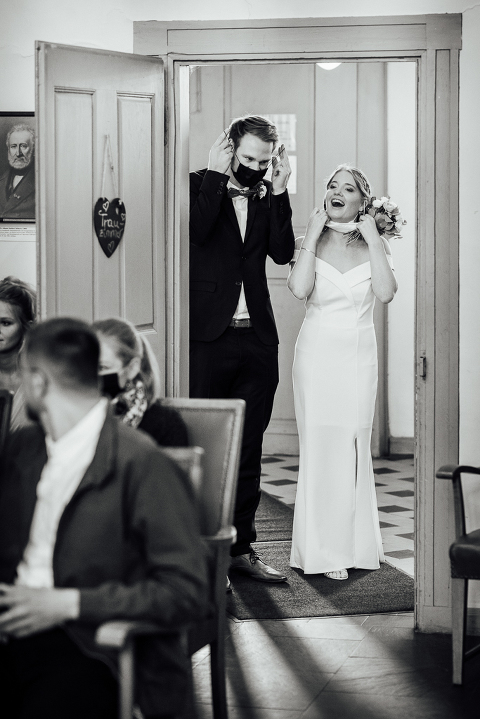 Standesamtliche Hochzeit, Arnsberg, Corona, Braut lacht, Fresekenhof, Dominik Neesen photographie