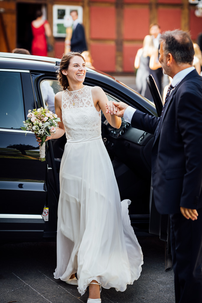 Brautpaar, Heiraten in Bielefeld, Braut lachend, Hochzeitsfotografie,