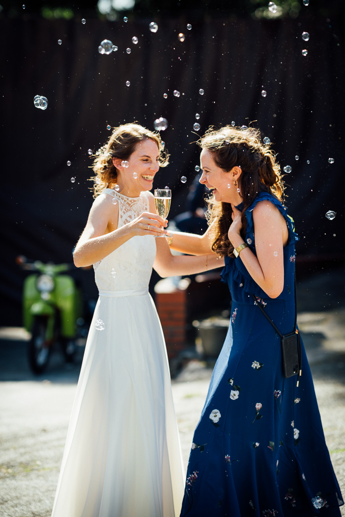 Brautpaar, Heiraten in Bielefeld, Braut und Trauzeugin, Hochzeitsfotografie,
