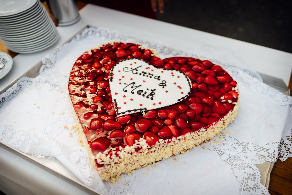 Brautpaar, Heiraten in Bielefeld, Hochzeitstorte, Hochzeitsfotografie,