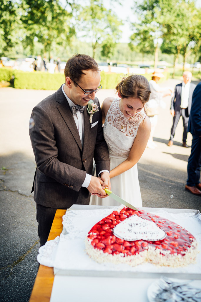 Brautpaar, Heiraten in Bielefeld, Hochzeitstorte, Hochzeitsfotografie,