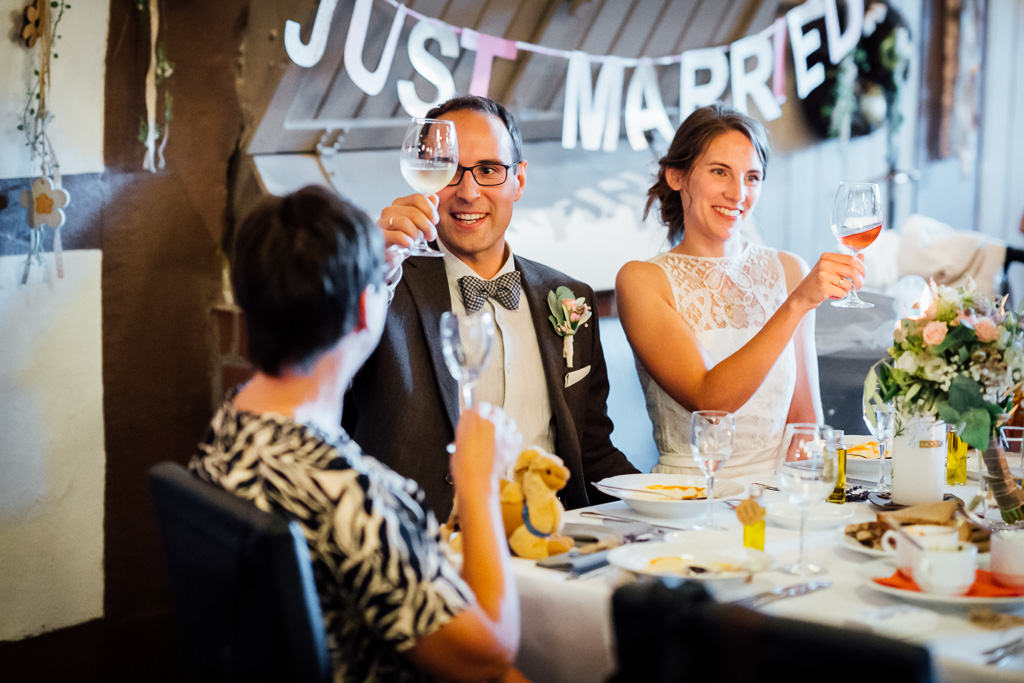 Brautpaar, Heiraten in Bielefeld, Toast, Hochzeitsfotografie,