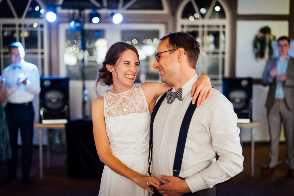 Brautpaar, Heiraten in Bielefeld, Hochzeitstanz, Hochzeitsfotografie, glücklich,