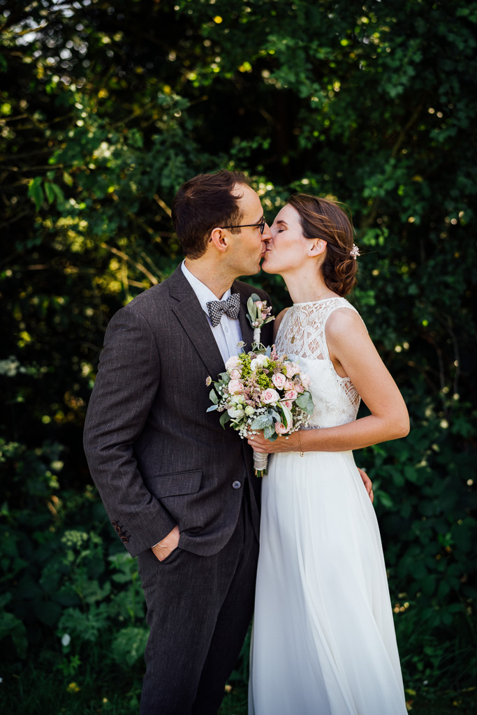 Brautpaar, Heiraten in Bielefeld, Kuss, Hochzeitsfotografie,