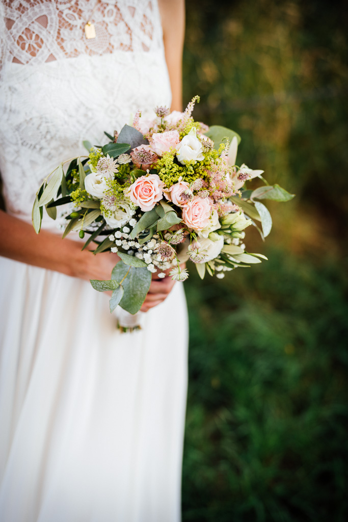 Brautpaar, Heiraten in Bielefeld, Brautstrauss, Hochzeitsfotografie,